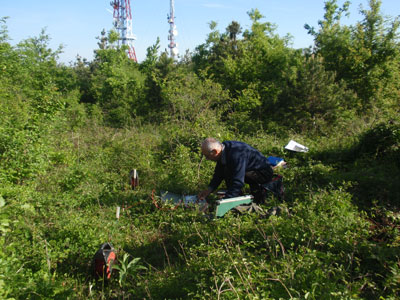 Geofizičar Voja Samolov analizira podatke na GPS uređaju na lokaciji antenskog stuba Mali Kosmaj.