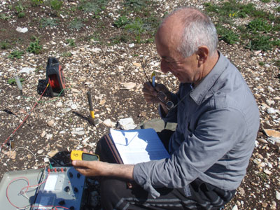 Geofizičar Voja Samolov analizira podatke na GPS uređaju na lokaciji antenskog stuba Tupižnica.