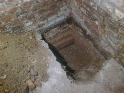 Exploratory pit in the area of the foundation structure of the building
