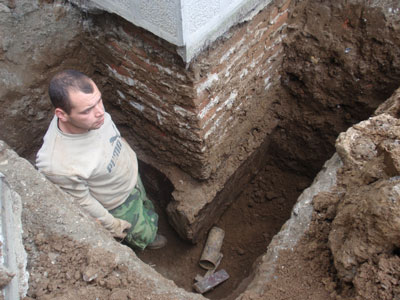 Istražna jama za sanaciju temeljne konstrukcije kuće.