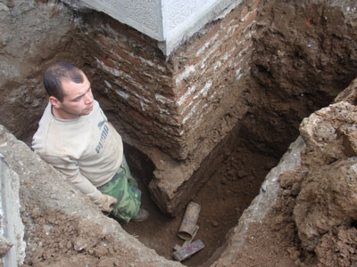 Exploratory pit for remediation of buildings foundation structure