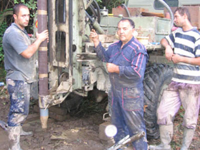 Setting the perforated part and precipitator in exploration borehole